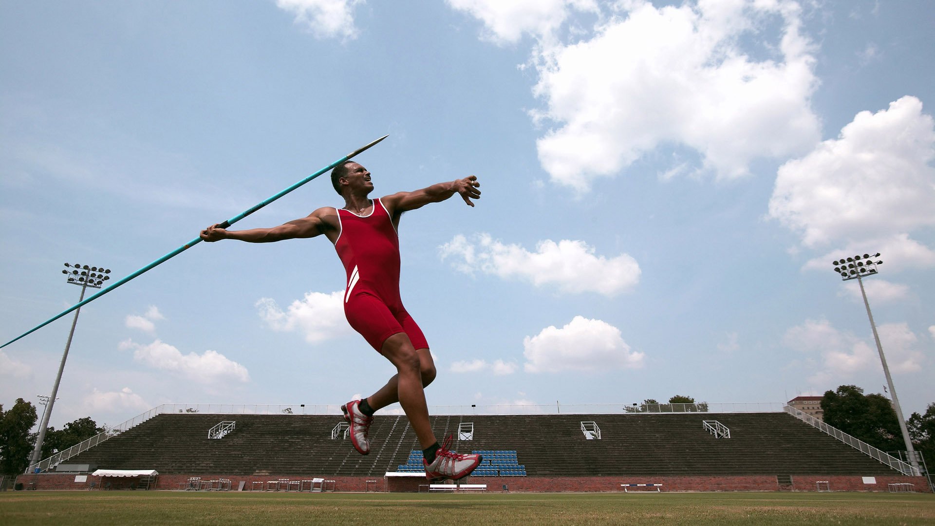 赛道上的星辰，乔治之夜，F1街道赛的制胜传奇